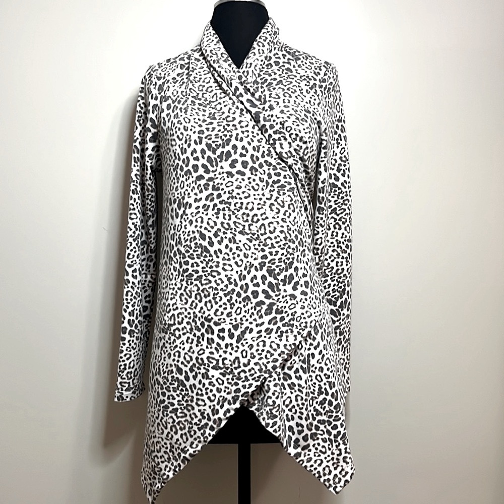 Nwot Bobeau shrug size small! Leopard print wear draped waterfall style or wrap - Picture 2 of 6